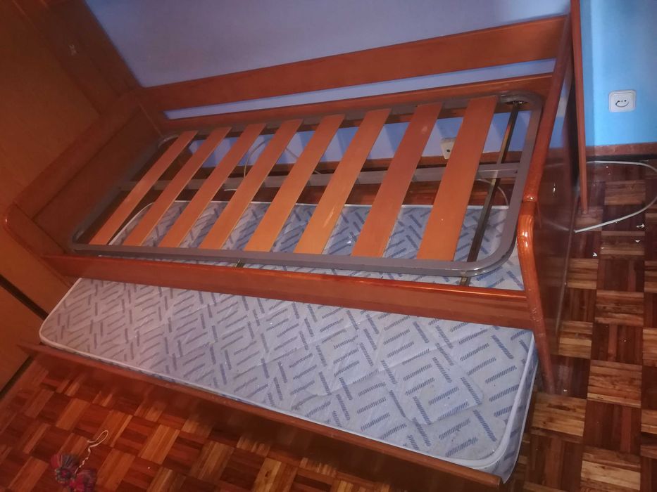 cama dupla com alçado em boa madeira