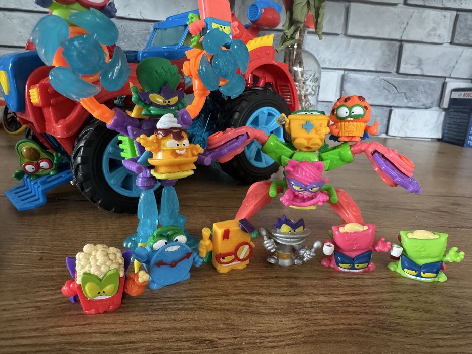 Super things / super zings samochod i figurki