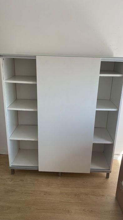 Guarda roupas branco