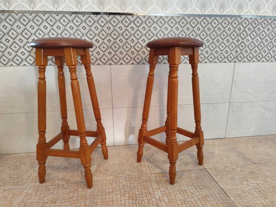 Dois bancos de bar em madeira