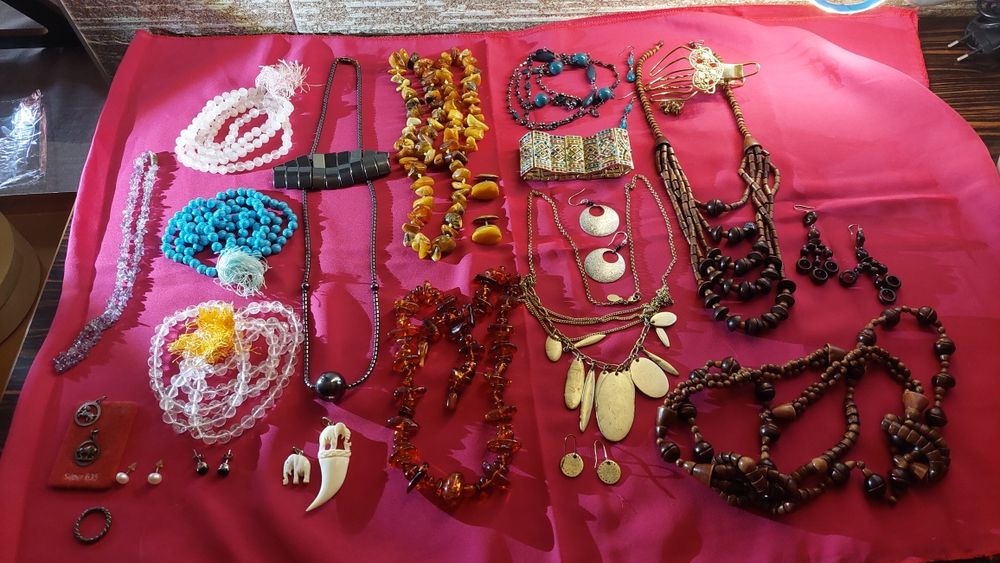 Бижутерия(натуральные камни,колье, браслет,серьги).