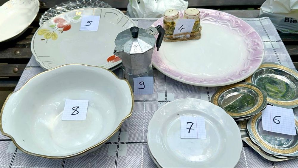 Кришталеві вази, салатниці, сервізи, тарілки та різний посуд.