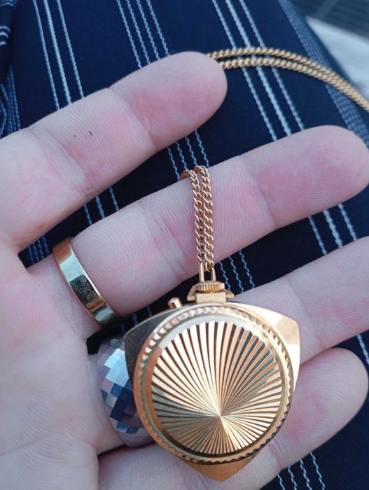 Relógio antigo com corrente