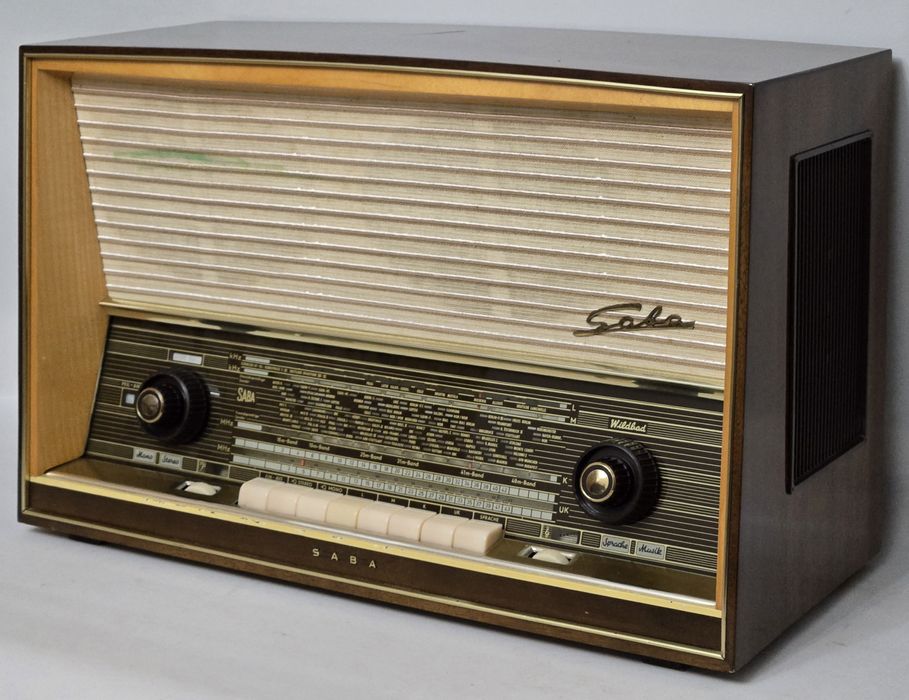 Rádio antigo reparado SABA