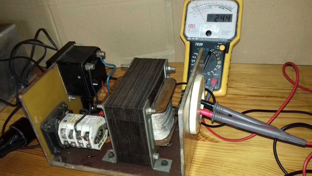 Transformator z regulacją 230V- 300V
