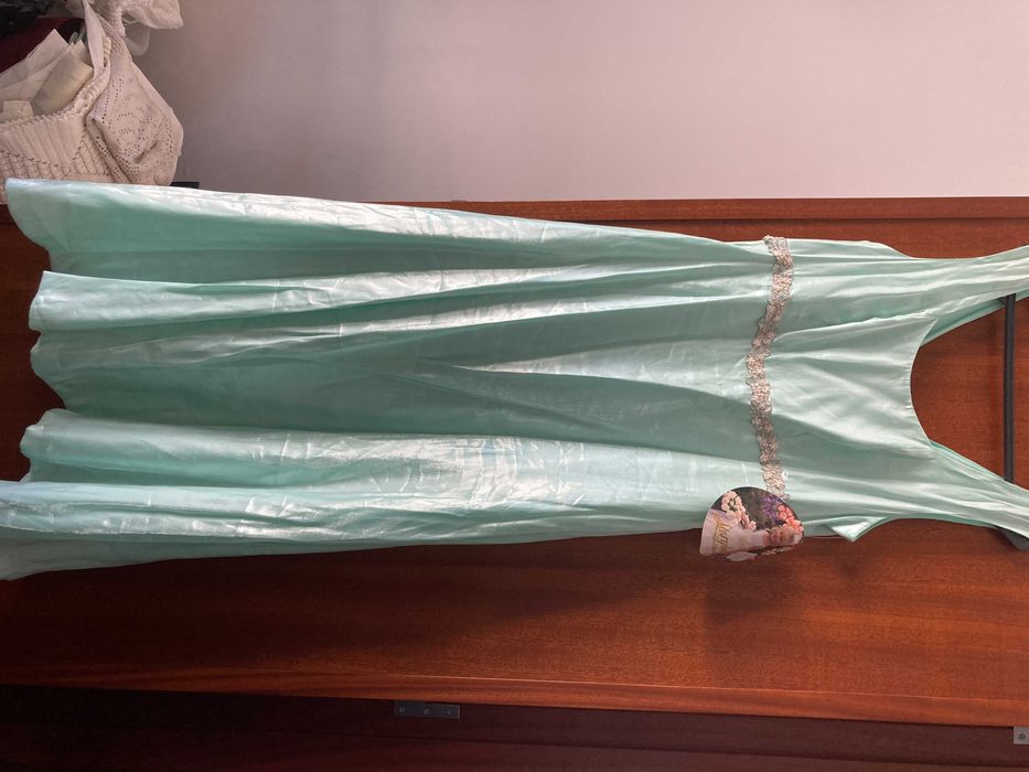 Vestido azul e saia vermelha