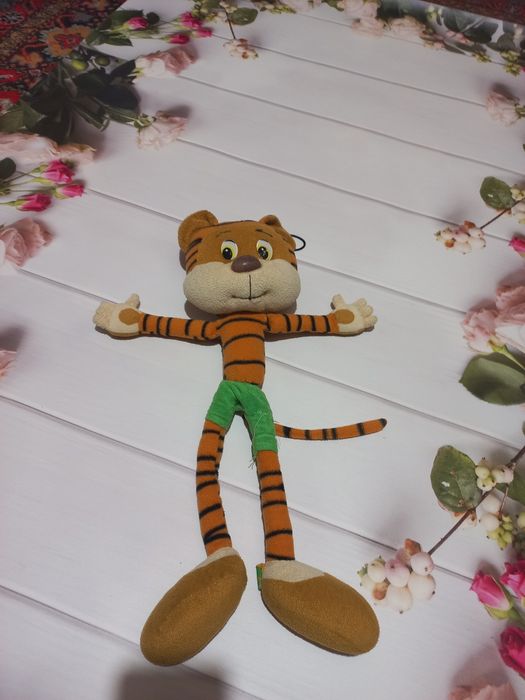 Тигр м'який у зелених шортах