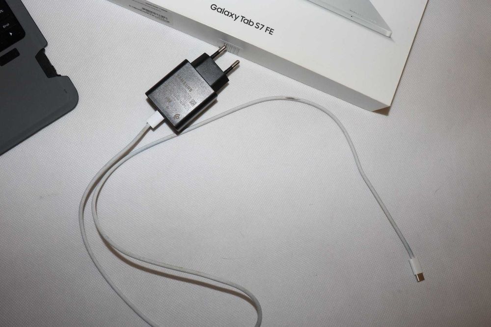 Samsung galaxy tab s7 FE tablet  jak nowy  SM-T733