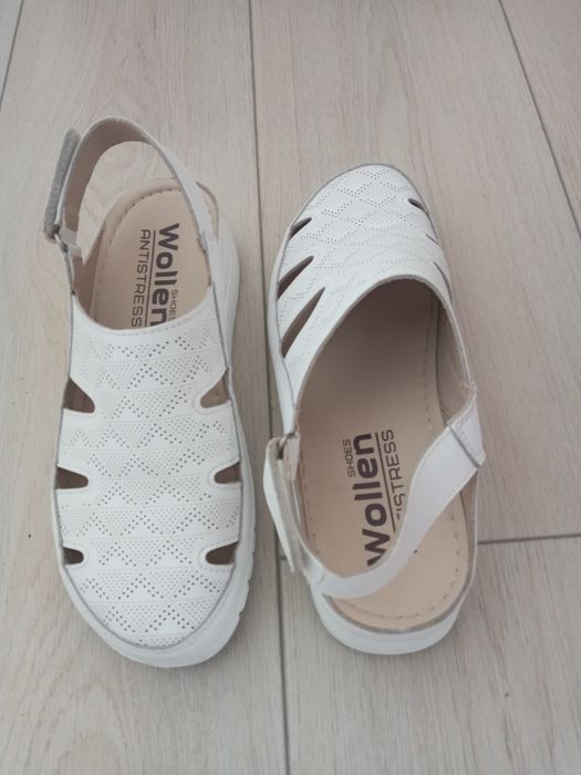 Продам босоніжки.