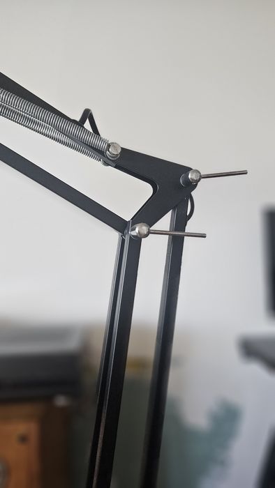 Candeiro de pé preto