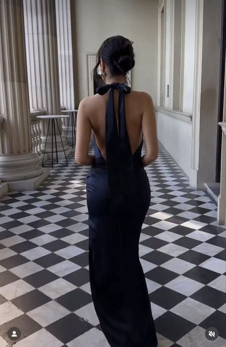 Неймовірна вечірня сукня з голою спинкою