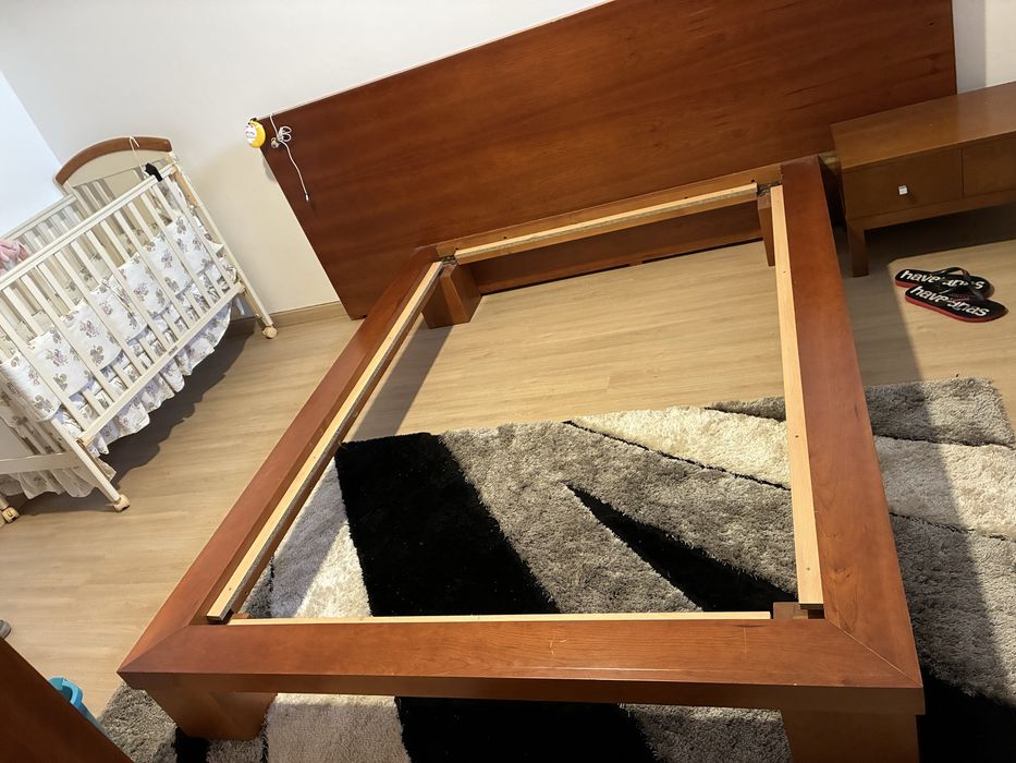 Cama casal com mesa de cabeceira