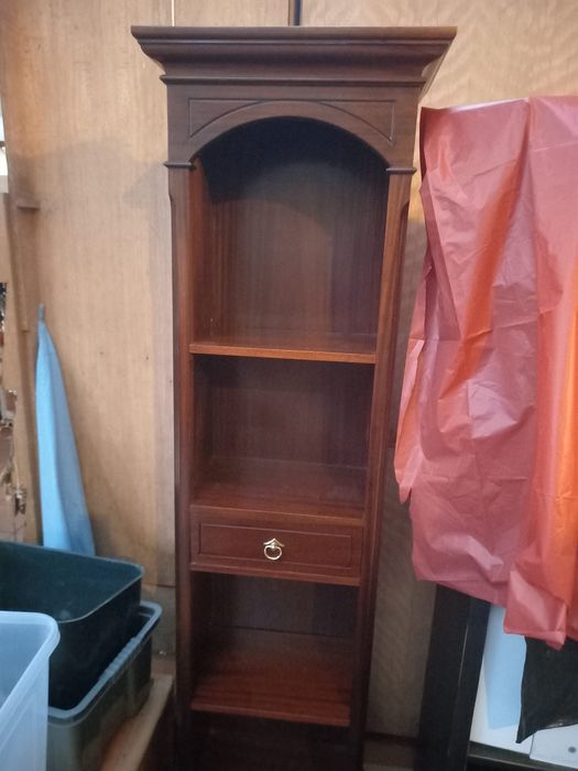 Estantes em madeira com prateleiras