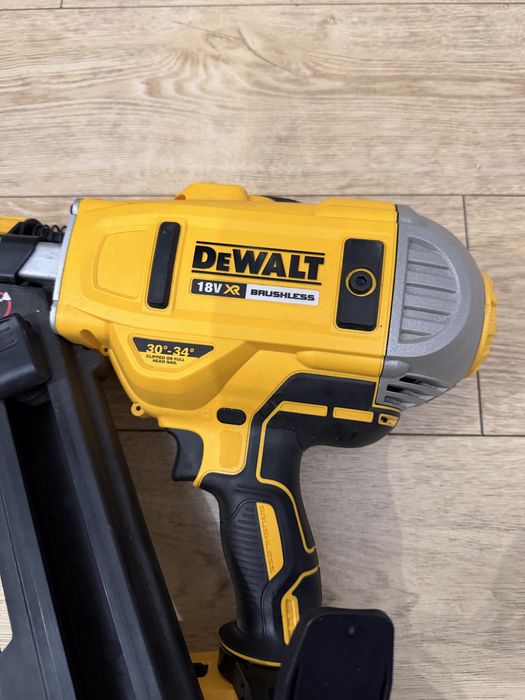 NOWA gwoździarka Dewalt DCN692