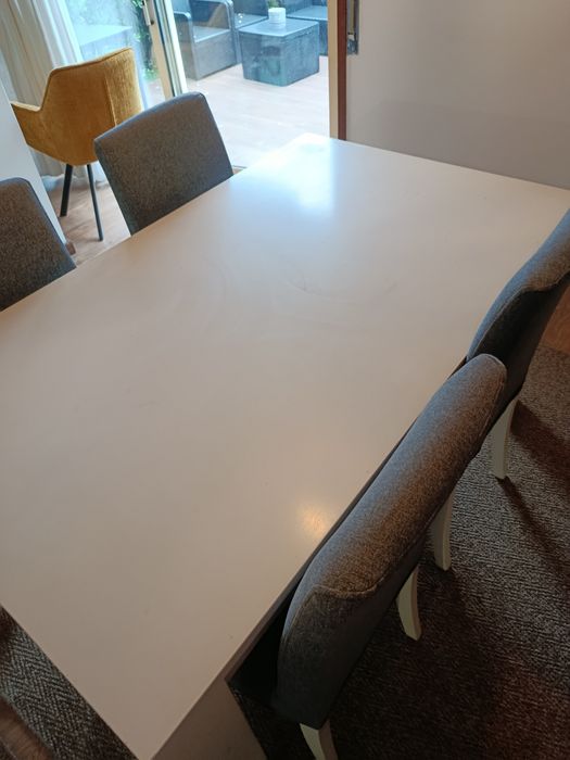 Conjunto mesa e cadeiras