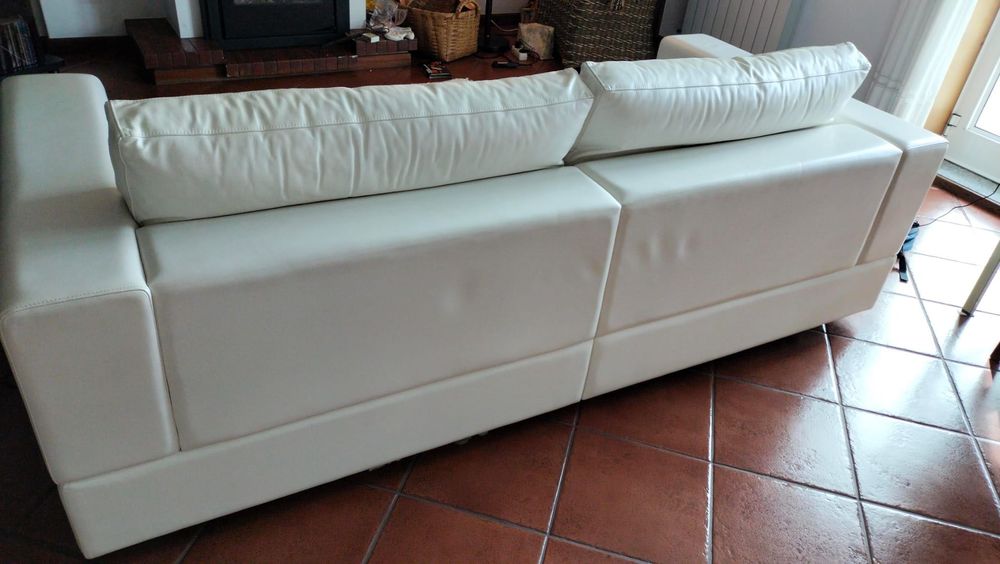 Sofá moderno em pele branca – confortável e elegante