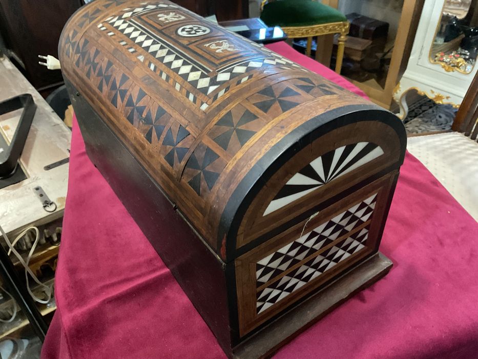 Caixa bau trabalhos com embutidos com 39x19x21 cm ,Vintage