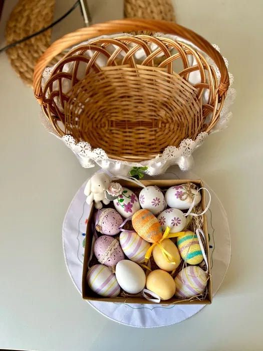 Koszyk wielkanocny (jajka i zajączek)