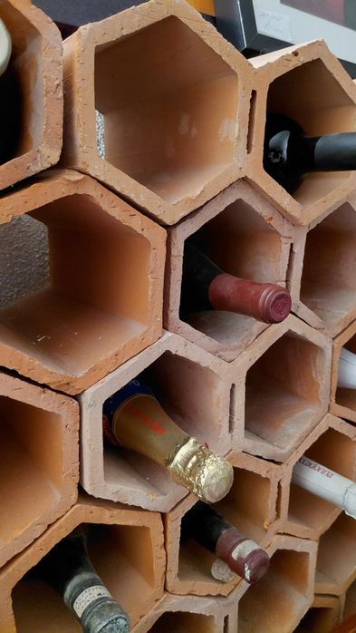 Garrafeira em  tijolo até  110 garrafas  (oferta  quem vier buscar Est