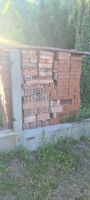 Cegły pozostałe po budowie komina