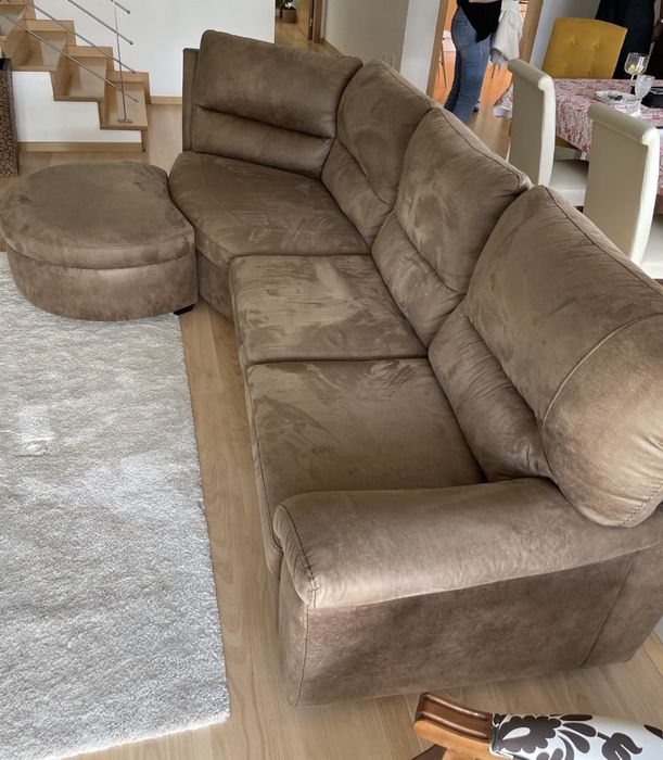 Sofá castanho com chaise longue