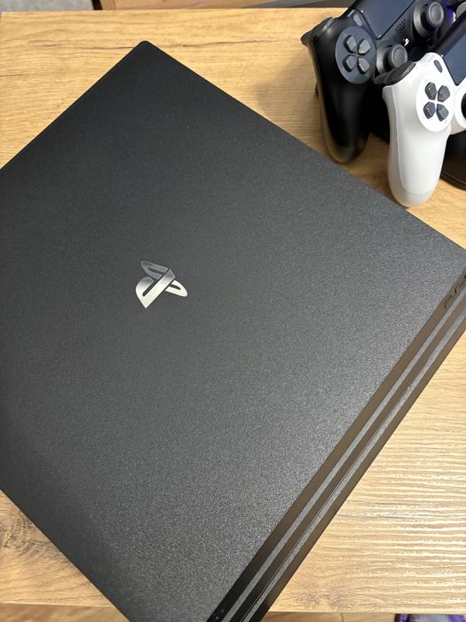PlayStation 4 PS4 pro 1TB dwa pady + gra