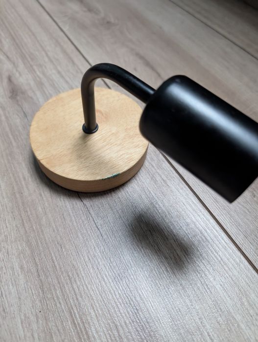 kinkiet czarny z drewnem