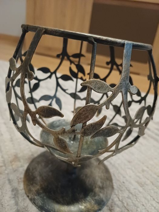 Elegancki, metalowy świecznik