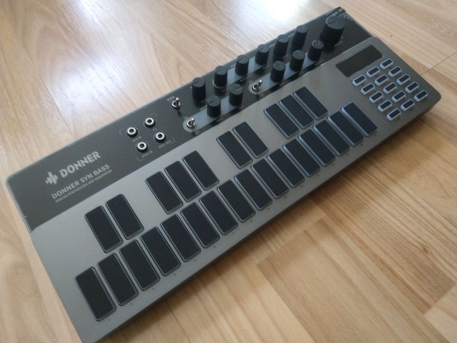 Donner B1 acid 303 bass styntezator jak roland