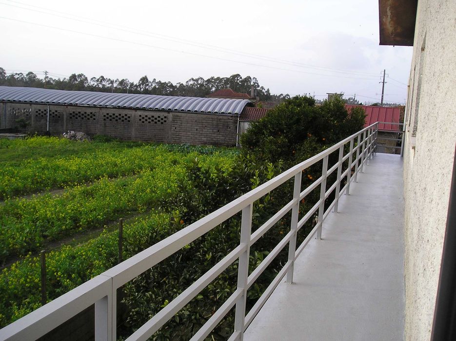 Aluga-se T3 no primeiro andar de uma vivenda rústica.