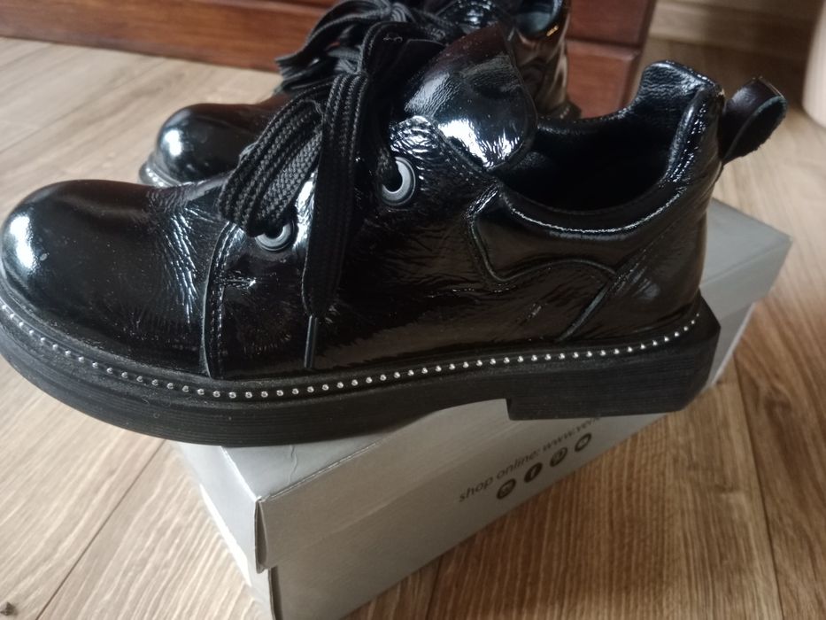 Półbuty VENEZIA lakierowane 38