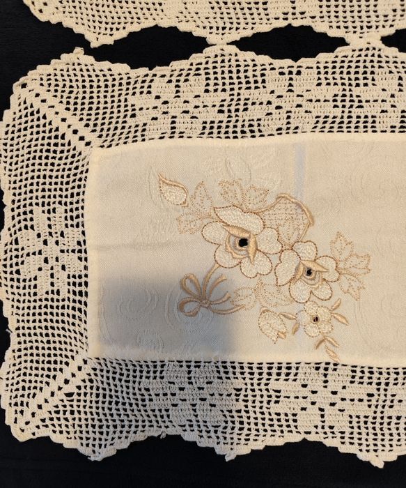 Dois naperons artesanais