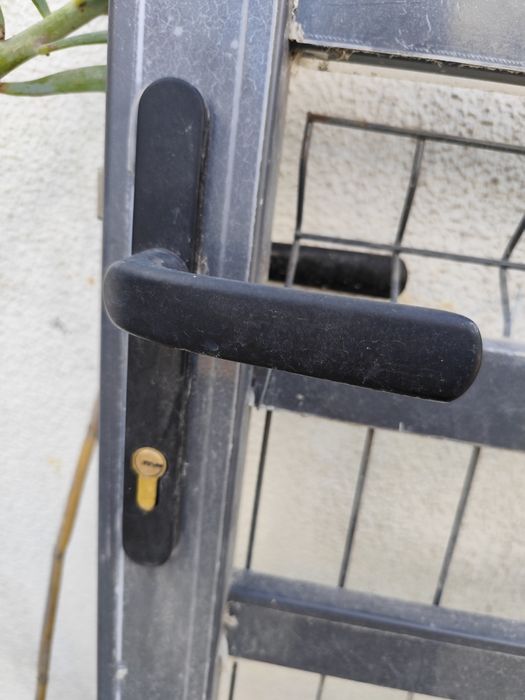 Portão de metal com chaves