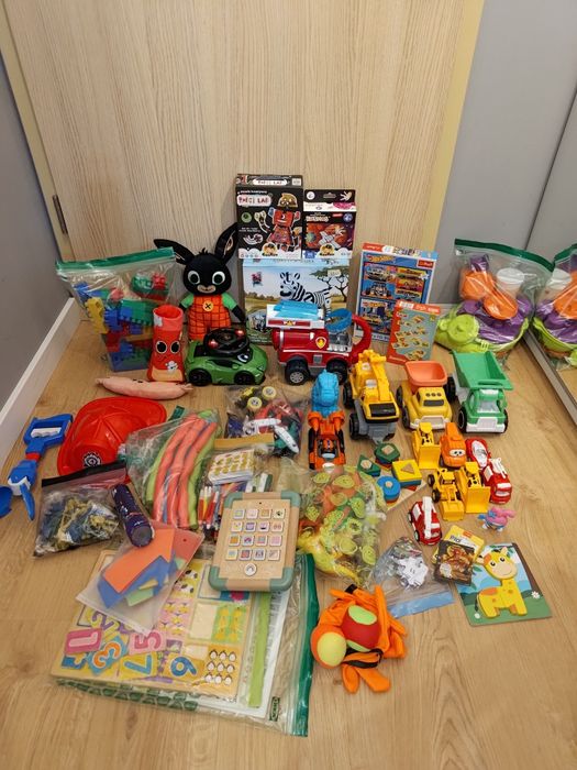 Duży zestaw zabawek dla małego dziecka