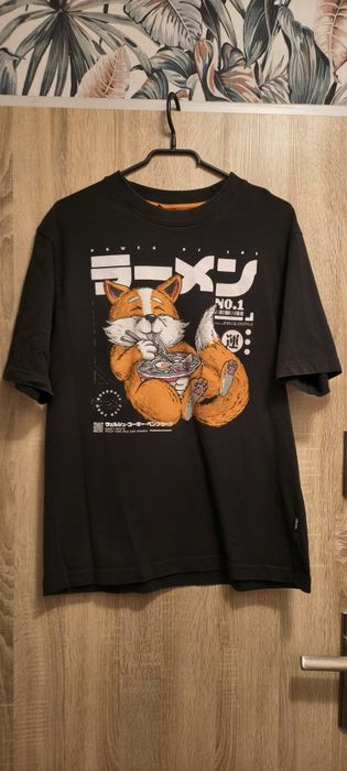 T-shirt cropp, rozmiar S. FOX, China, ramen
Posiada delikatne jakby przebarwienia z prania (?)