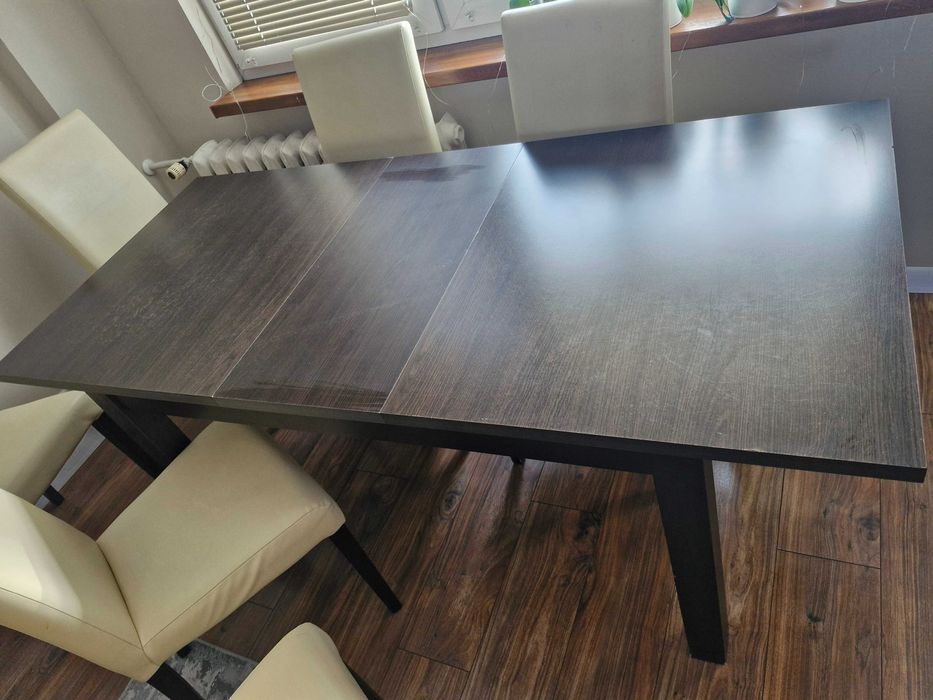 Stół i krzesła w komplecie