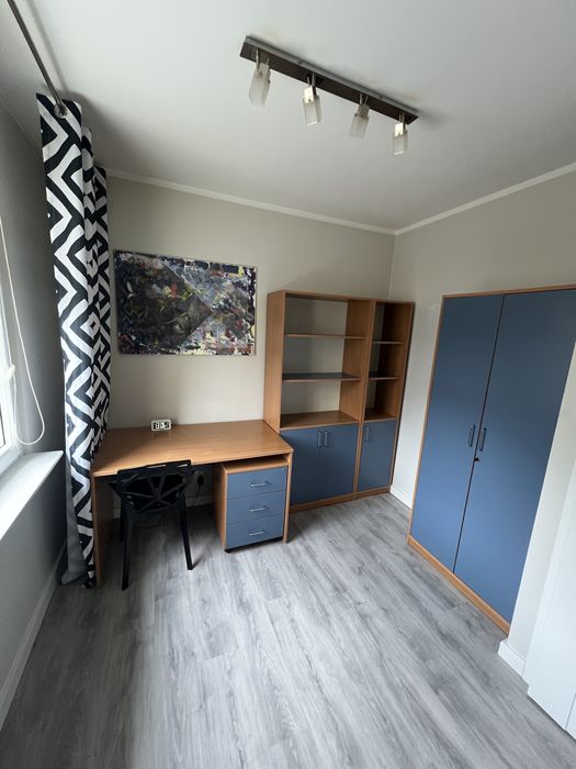 Regal i szafa  biurowa z biurkiem i kontenerkiem z szufladami