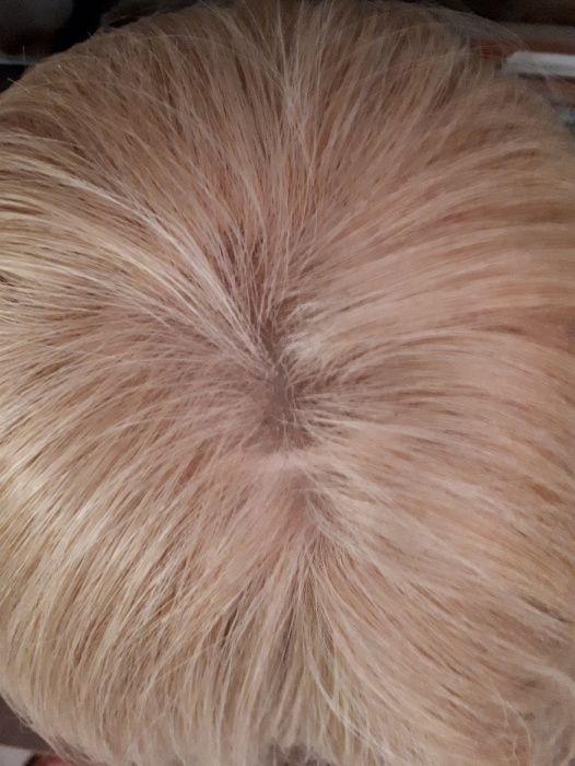 Peruka blond z jaśniejszymi pasemkami
