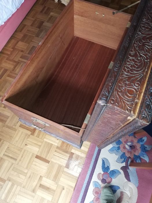 Baú em madeira maciça