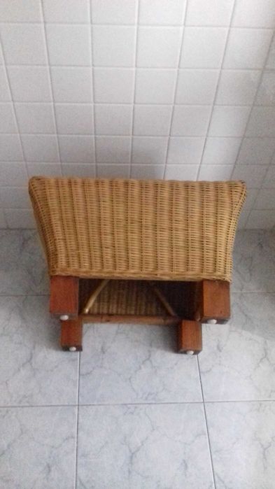 Mesa de apoio em vime