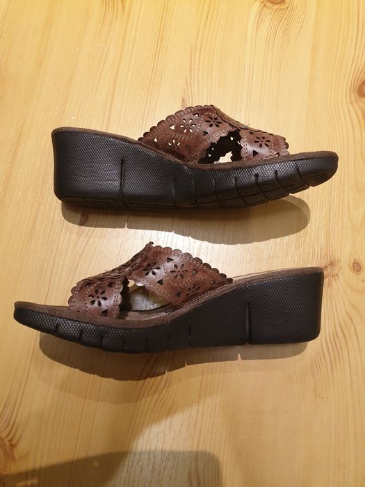 Klapki BATA brązowe na koturnie-skóra