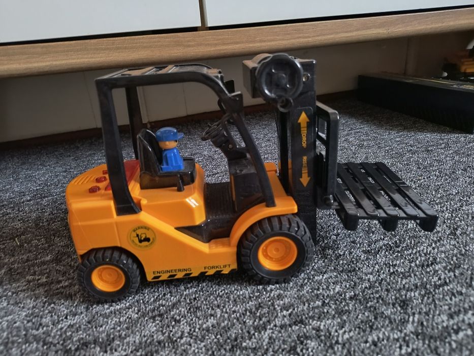 Wózek widłowy z paletą