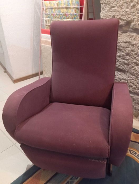 sofá usado, vermelho escuro