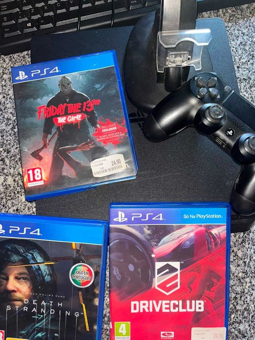 PS4 Slim + 3 jogos + Base Dupla Carregamento + Comando original + Numskull Gaming Steering Wheel & Pedals