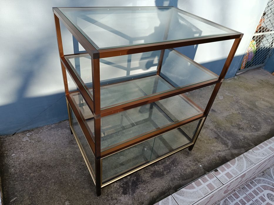 Vitrine em metal dourado e vidro antiga