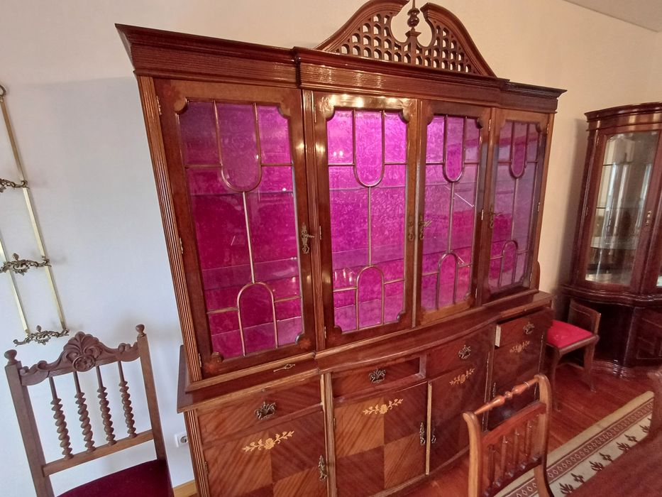 Variedade de móveis trabalhados em madeira maciça para venda