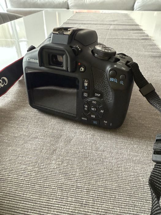 Máquina Fotográfica CANON EOS 2000D + 18-55 IS STM + 75-300