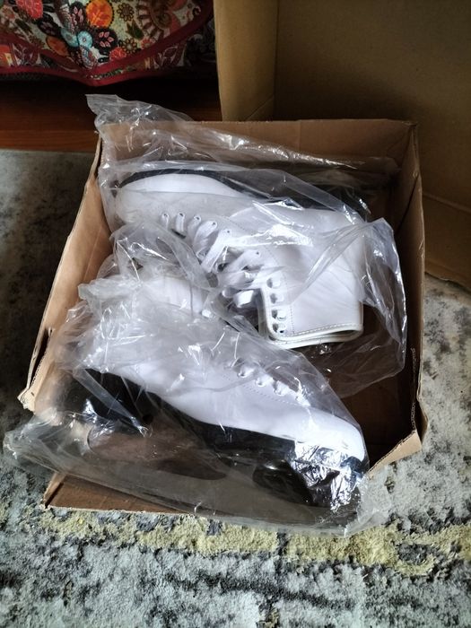 Sprzedam łyżwy 4pary