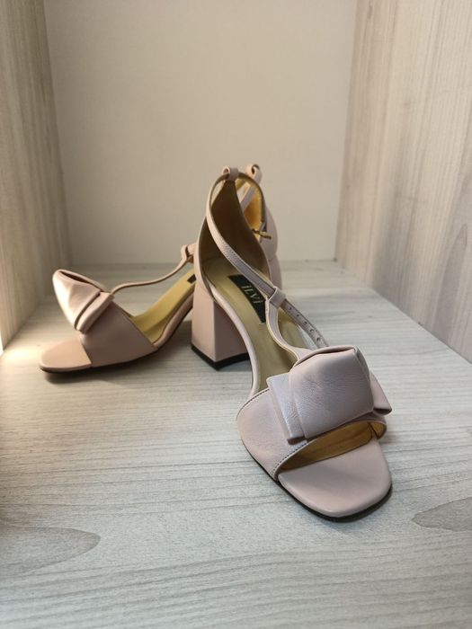 Босоніжки на каблуку