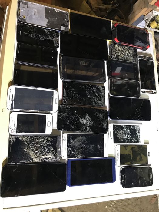 Лот телефонів сенсорні і є кнопкові